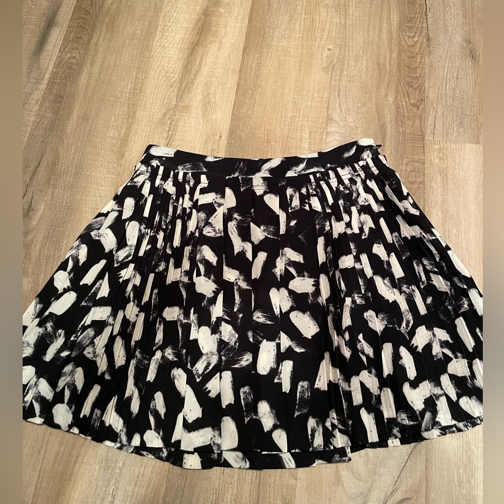 Banana Republic pleated mini skirt in black and white pattern size 0P